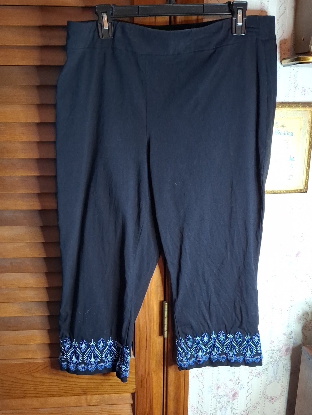 Briggs New York Black Cropped Capris Blue Embroidered Hem 16 Preloved